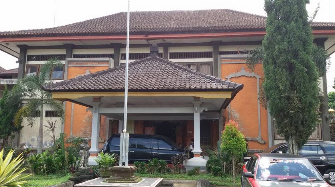 gambar-Kantor-Kecamatan-Rendang-adalah-Kantor-Pemerintahan-yang-berlokasi-di-Kecamatan-Rendang-tepatnya-di-Desa-Menanga,-Kabupaten-Karangasem,-Bali.-Kecamatan-Rendang-merupakan-satu-dari-Delapan-Kecamatan-di-Kabupaten-Karangasem-dan-dikenal-sebagai-wilayah-Pegunungan-dengan-iklim-dingin.-Kantor-Kecamatan-Rendang-berfungsi-sebagai-Pusat-Pelayanan-Publik-dan-Administrasi-untuk-wilayah-Kecamatan-Tersebut.-Kecamatan-Rendang-memiliki-6-Desa-yaitu-Desa-Besakih,-Pempatan,-Menanga,-Rendang,-Nongan-dan-Pesaban.-Kecamatan-Rendang-memiliki-wilayah-Pegunungan-dengan-sebagian-besar-lahan-berupa-pertanian.-Di-wilayah-Kecamatan-terdapat-Puskesmas-Rendang-yang-melayani-62-Dusun-di-6-Desa.-
